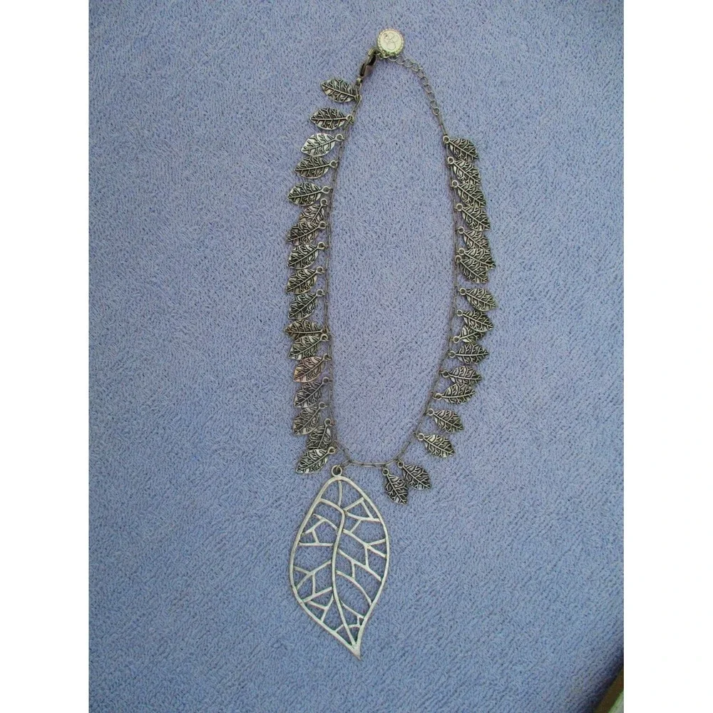 Jessica Simpson Matte Silver-Tone Leaf Necklace 16" - Picture 5 of 10